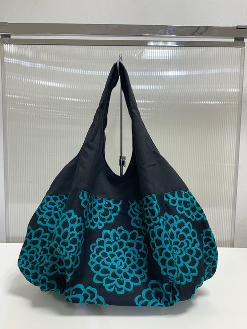 Ballontasche mit Dahlien-Print (schwarz x grün)